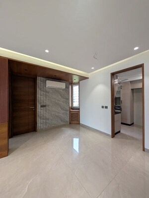 Room in 3.5 BHK Apartment at Mayur Vihar – for Sale