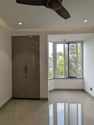 Room in 3.5 BHK Apartment at Mayur Vihar – for Sale