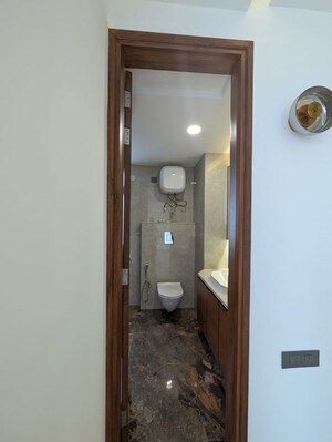 Furnished Amenities in 3.5 BHK Apartment at Mayur Vihar – for Sale