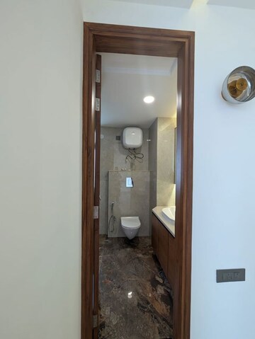 Furnished Amenities in 3.5 BHK Apartment at Mayur Vihar – for Sale