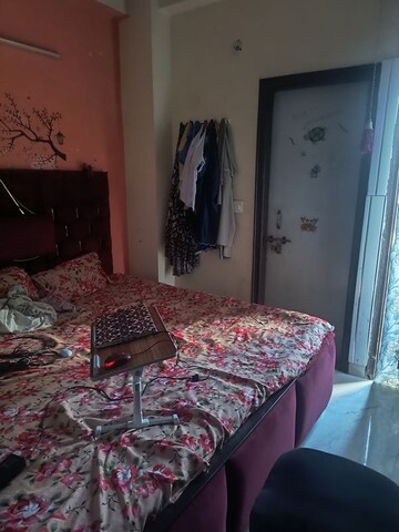 Bedroom in 2.5 BHK Apartment at Mayur Vihar – for Rent