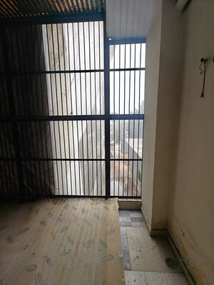 Room in 2.5 BHK Builder Floor at Ansal Golf Links 1 – for Rent