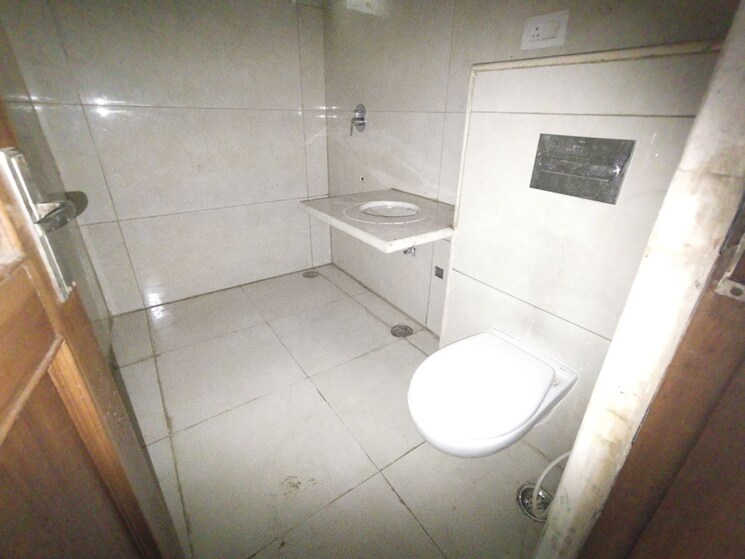 Bathroom, ss-almeria 3 Bedroom 2000 Sq.Ft. Builder Floor In Sector 84 Gurgaon 9905925
