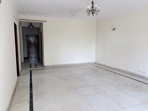 Room in 3 BHK Builder Floor at Dlf Phase I – for Rent