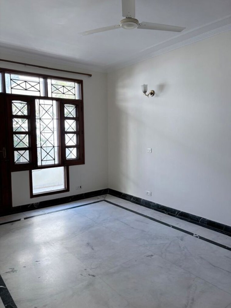 Room, dlf phase i 3 Bedroom 300 Sq.Yd. Builder Floor In Dlf Phase I Gurgaon 9894811