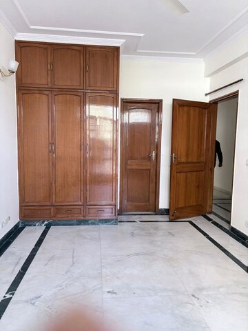 Room in 3 BHK Builder Floor at Dlf Phase I – for Rent