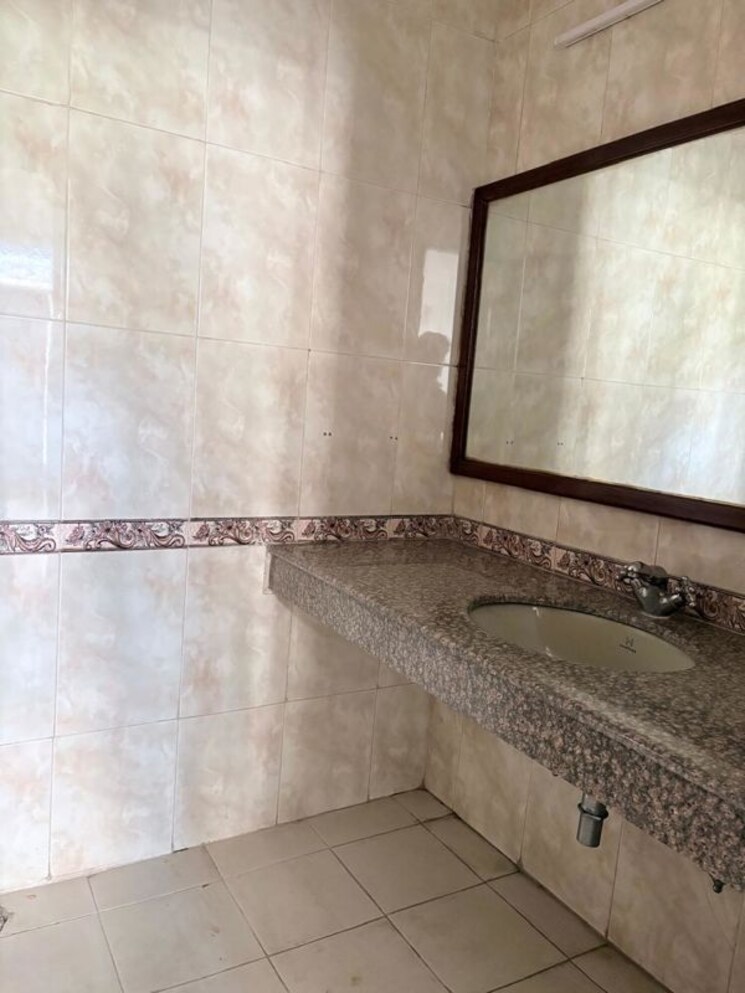 Bathroom, dlf phase i 3 Bedroom 300 Sq.Yd. Builder Floor In Dlf Phase I Gurgaon 9894811