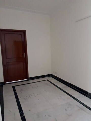 Room in 3 BHK Builder Floor at Dlf Phase I – for Rent