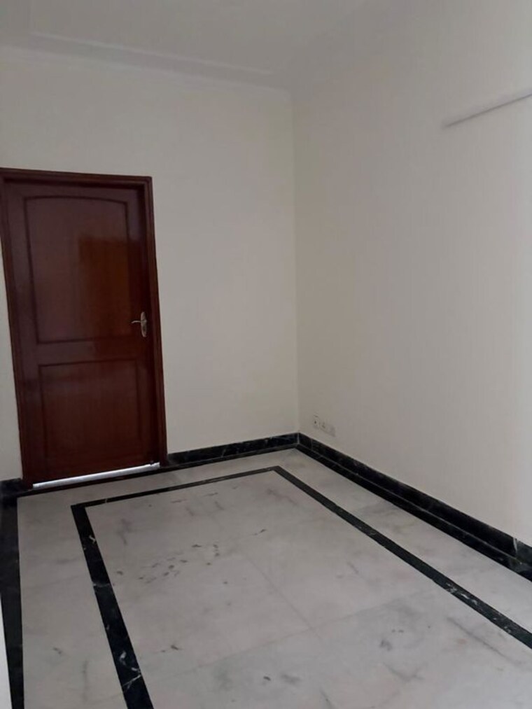 Room, dlf phase i 3 Bedroom 300 Sq.Yd. Builder Floor In Dlf Phase I Gurgaon 9894811