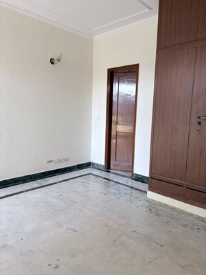 Room in 3 BHK Builder Floor at Dlf Phase I – for Rent