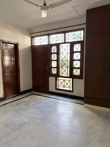 Room in 3 BHK Builder Floor at Dlf Phase I – for Rent
