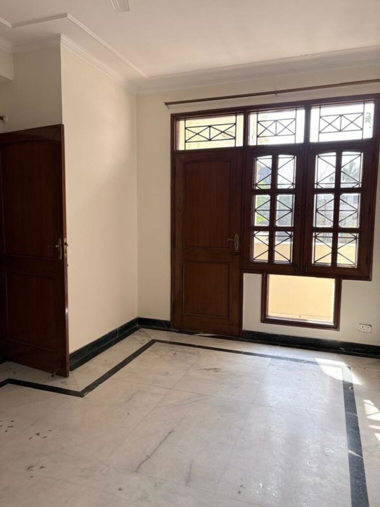 Room, dlf phase i 3 Bedroom 300 Sq.Yd. Builder Floor In Dlf Phase I Gurgaon 9894811