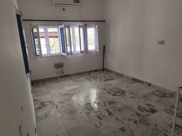 Room in 3 BHK Apartment at Arun Vihar Sector 37, Sector 37 – for Rent