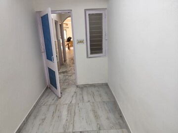 Room in 3 BHK Apartment at Arun Vihar Sector 37, Sector 37 – for Rent