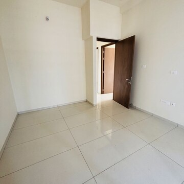 Room in 2.5 BHK Apartment at Prestige Siesta, Ghati Pada – for Rent