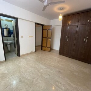 Room in 3 BHK Apartment at Bandra West – for Rent