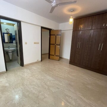 Room in 3 BHK Apartment at Bandra West – for Rent