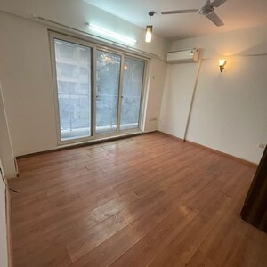 Room in 3 BHK Apartment at Bandra West – for Rent