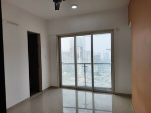 Room in 2 BHK Apartment at JP Decks, Goregaon East – for Rent