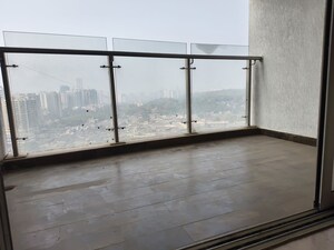 Room in 2 BHK Apartment at JP Decks, Goregaon East – for Rent