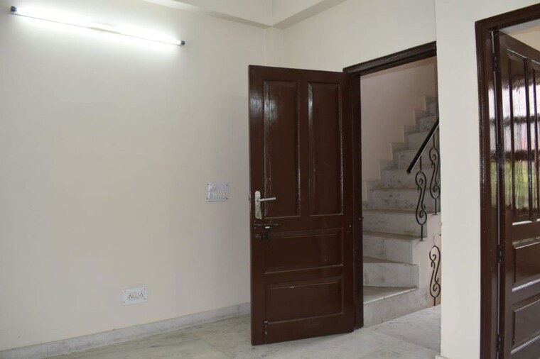 Room, sector 45 3 Bedroom 2450 Sq.Ft. Builder Floor In Sector 45 Gurgaon 9906904