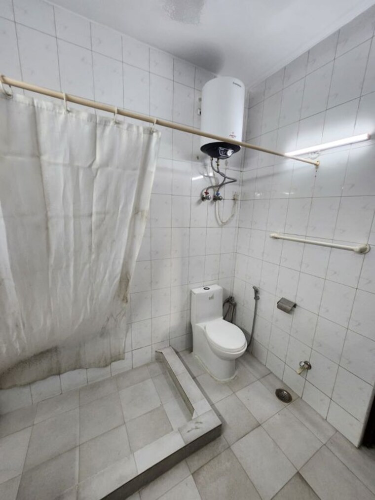 Bathroom, gaur-city-2-14th-avenue 3.5 Bedroom 1385 Sq.Ft. Apartment In Sector 16c Greater Noida Greater Noida 9907150