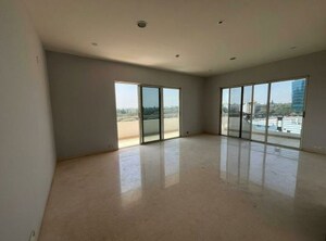 Room in 4 BHK Apartment at Mantri Altius, Shivaji Nagar – for Rent