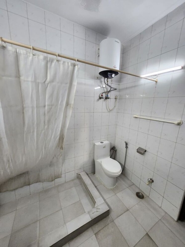 Bathroom, gaur-city-2-16th-avenue 3.5 Bedroom 1355 Sq.Ft. Apartment In Sector 16c Greater Noida Greater Noida 9907489
