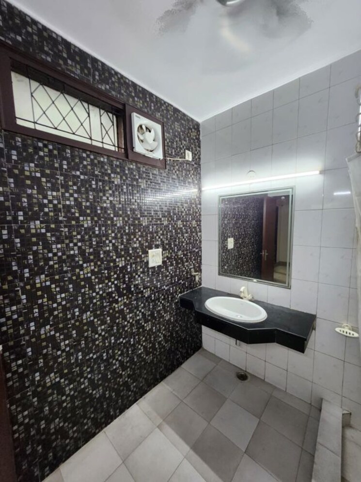 Bathroom, gaur-city-2-16th-avenue 3.5 Bedroom 1355 Sq.Ft. Apartment In Sector 16c Greater Noida Greater Noida 9907489