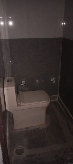 Bathroom in 3 BHK Builder Floor at Ashoka Enclave Faridabad, Sector 34 – for Rent