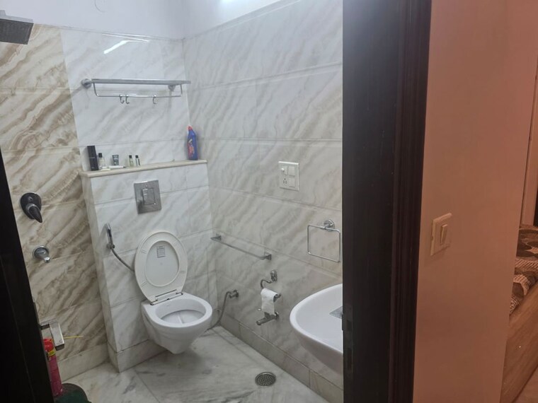 Bathroom, greater kailash i 3 Bedroom 1800 Sq.Ft. Builder Floor In Greater Kailash I Delhi 9907729
