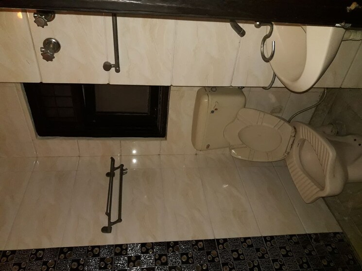 Bathroom, rohini sector 8 3 Bedroom 90 Sq.Mt. Builder Floor In Rohini Sector 8 Delhi 9907835