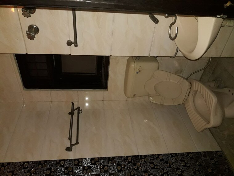 Bathroom, rohini sector 8 3 Bedroom 90 Sq.Mt. Builder Floor In Rohini Sector 8 Delhi 9907835