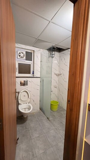 Bathroom in 4 BHK Apartment at Experion Capital, Gomti Nagar – for Rent