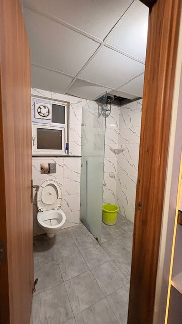 Bathroom in 4 BHK Apartment at Experion Capital, Gomti Nagar – for Rent