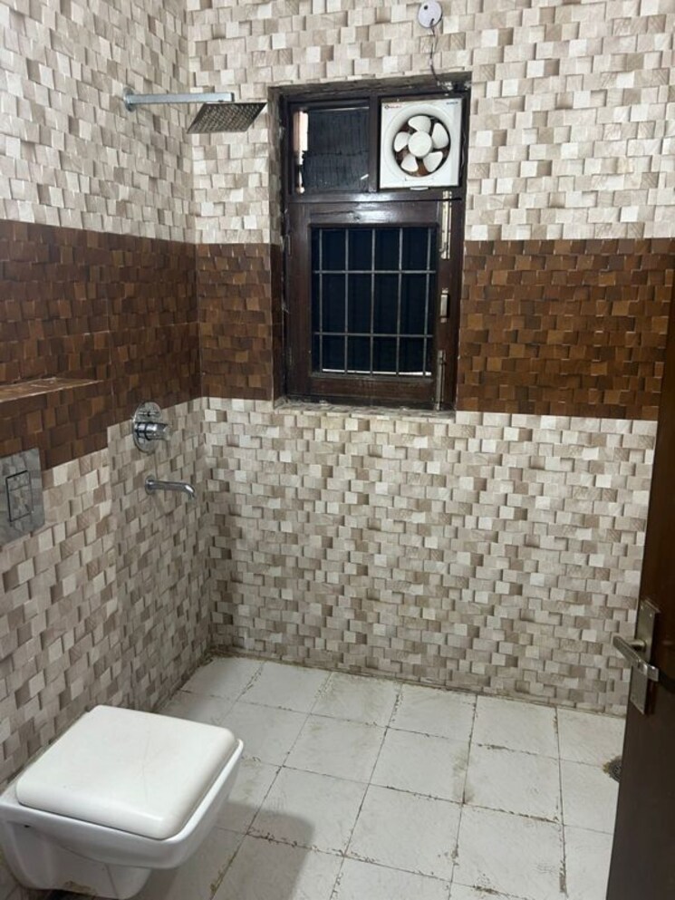 Kitchen, sushant lok ii 3 Bedroom 215 Sq.Yd. Builder Floor In Sushant Lok ii Gurgaon 9908333