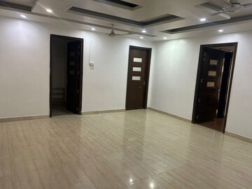 Room in 3 BHK Builder Floor at Sushant Lok ii – for Rent