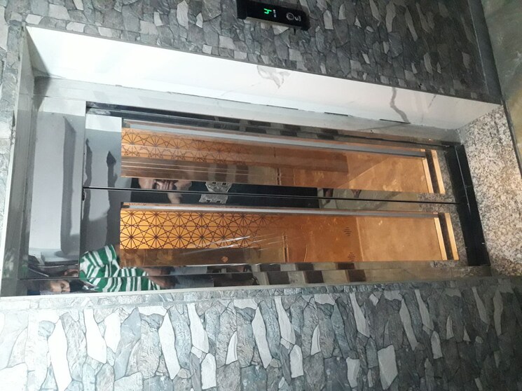  Parking, rohini sector 7 3 Bedroom 78 Sq.Mt. Builder Floor In Rohini Sector 7 Delhi 9908272