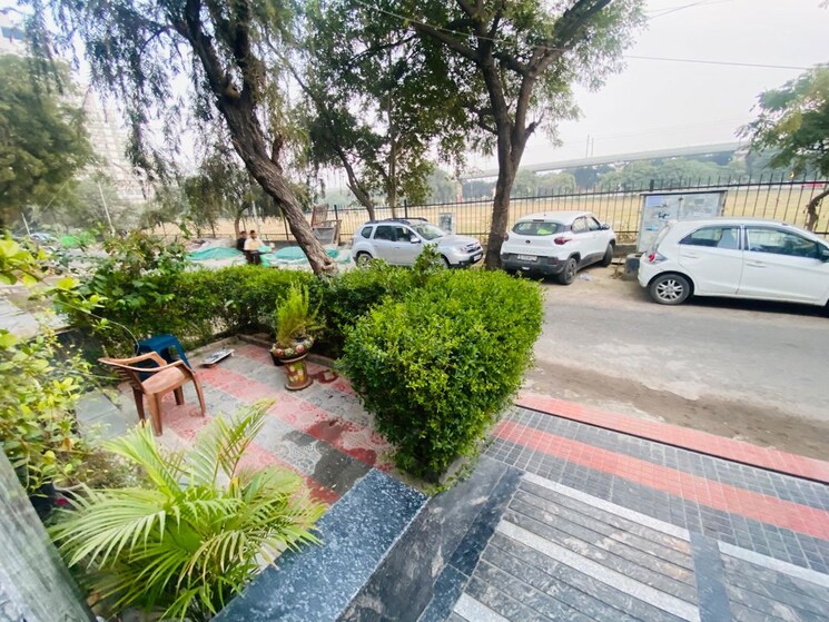 Garden, alpha-1-rwa 2 Bedroom 120 Sq.Mt. Builder Floor In Alpha 1 Greater Noida Greater Noida 9908493