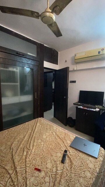 Bedroom in 2 BHK Apartment at Andheri West – for Rent