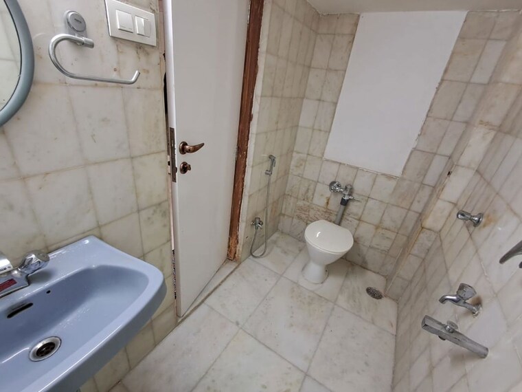 Bathroom, sarkar-avenue-apartment 3 Bedroom 1600 Sq.Ft. Apartment In Santacruz West Mumbai 9908490