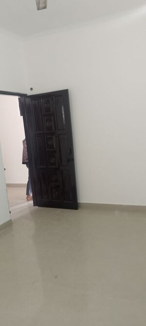 Living Room in 2.5 BHK Builder Floor at Spring Field, Sector 31 – for Sale