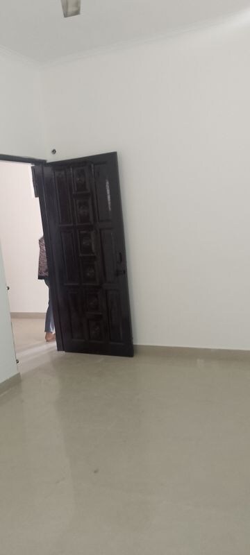 Living Room in 2.5 BHK Builder Floor at Spring Field, Sector 31 – for Sale