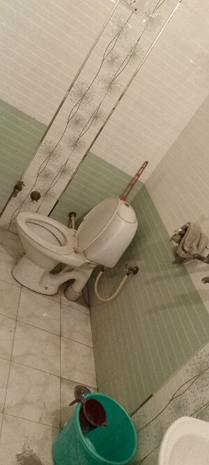 Bathroom in 2.5 BHK Builder Floor at Spring Field, Sector 31 – for Sale