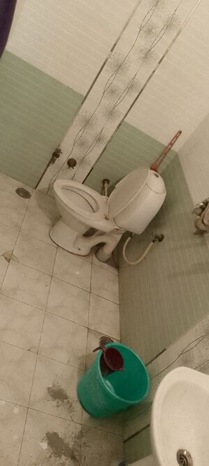 Bathroom in 2.5 BHK Builder Floor at Spring Field, Sector 31 – for Sale