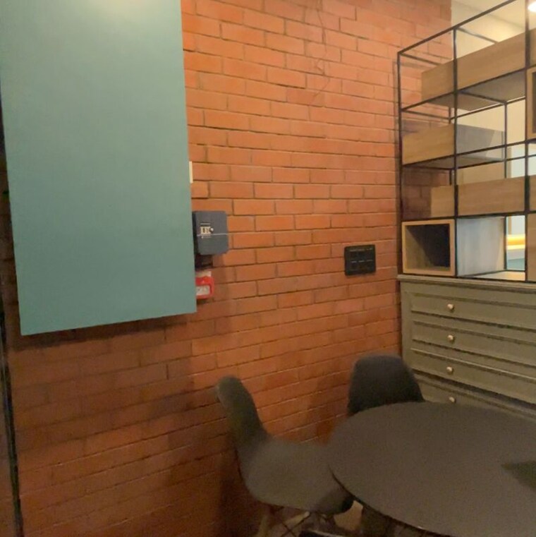 Room, alphathum Commercial Office Space 850 Sq.Ft. In Sector 90 Noida 9908844