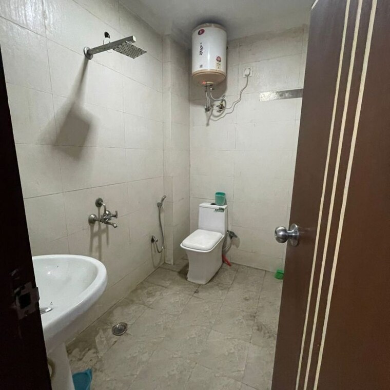 Bathroom, chattarpur 3 Bedroom 200 Sq.Yd. Builder Floor In Chattarpur Delhi 9904840