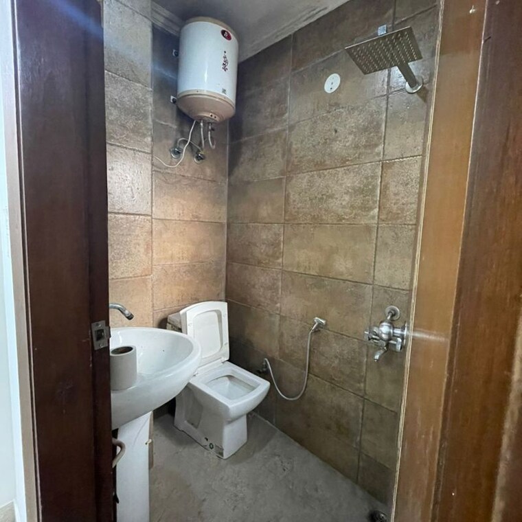 Bathroom, chattarpur 3 Bedroom 200 Sq.Yd. Builder Floor In Chattarpur Delhi 9904840