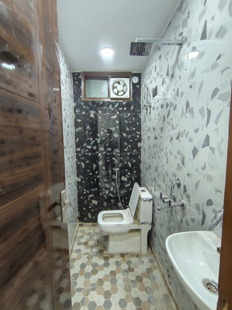 Bathroom, govindpuri 2 Bedroom 700 Sq.Ft. Builder Floor In Govindpuri Delhi 9908899