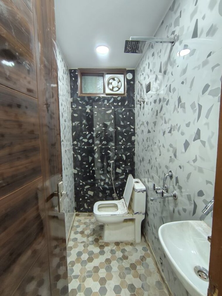 Bathroom, govindpuri 2 Bedroom 700 Sq.Ft. Builder Floor In Govindpuri Delhi 9908899